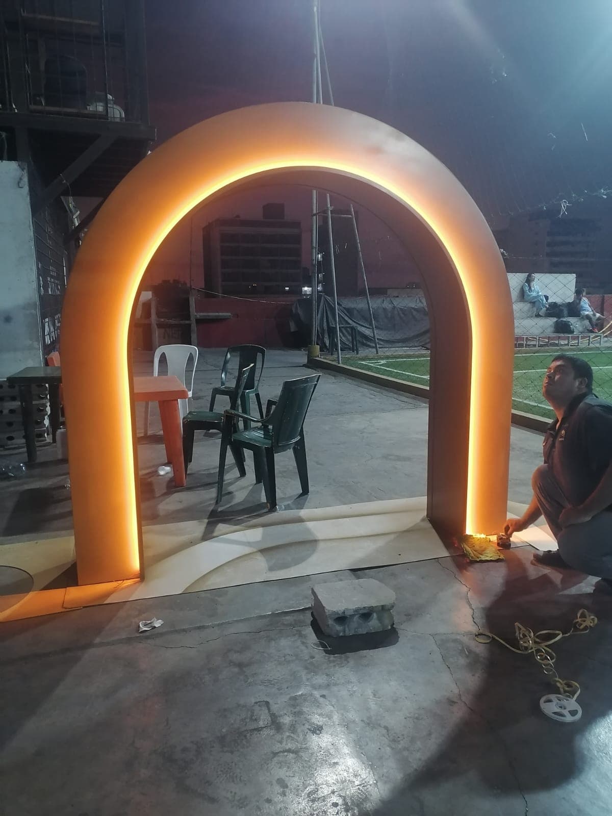 Estructura dorada de gran formato con iluminación integrada.