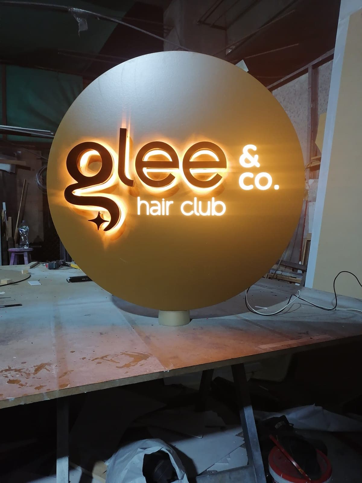 Identificación luminosa para salón comercial.
