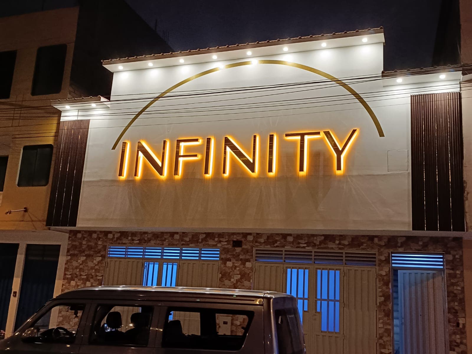 Ejemplo de letreros luminosos realizado por BROTHER