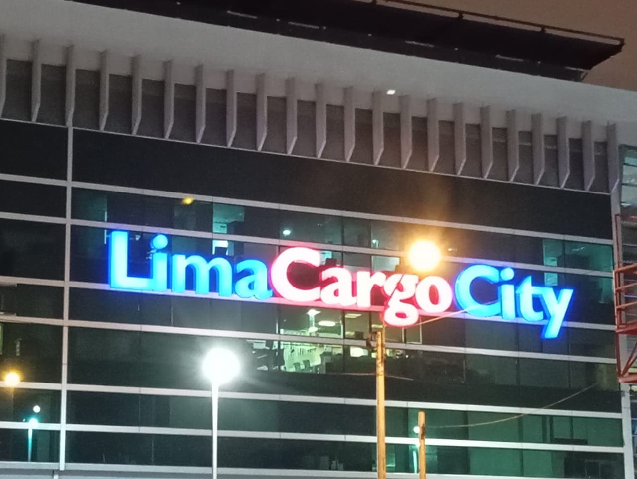 Fabricación e instalación de letras iluminadas en gran escala.