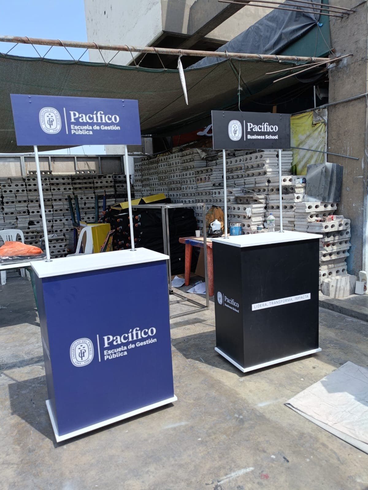 Podios y elementos de exhibición para evento institucional.