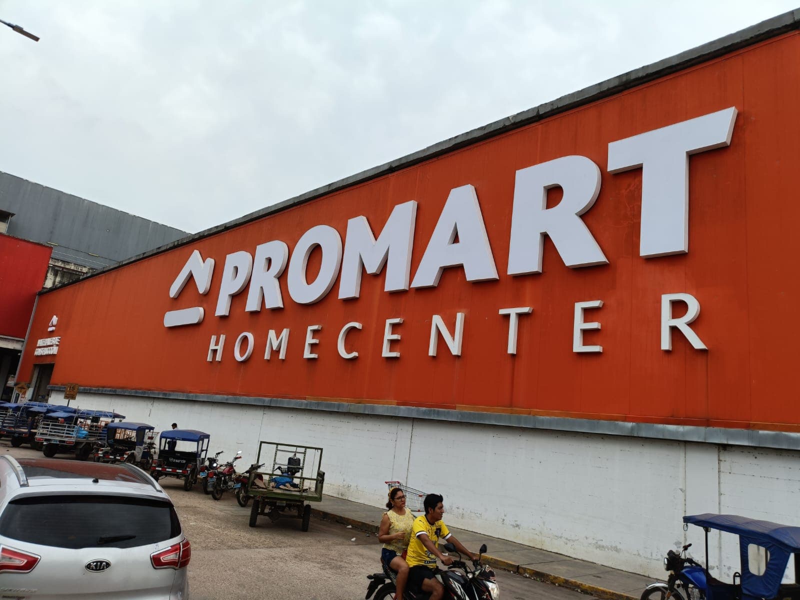 Letras corpóreas de gran formato instaladas sobre fachada.