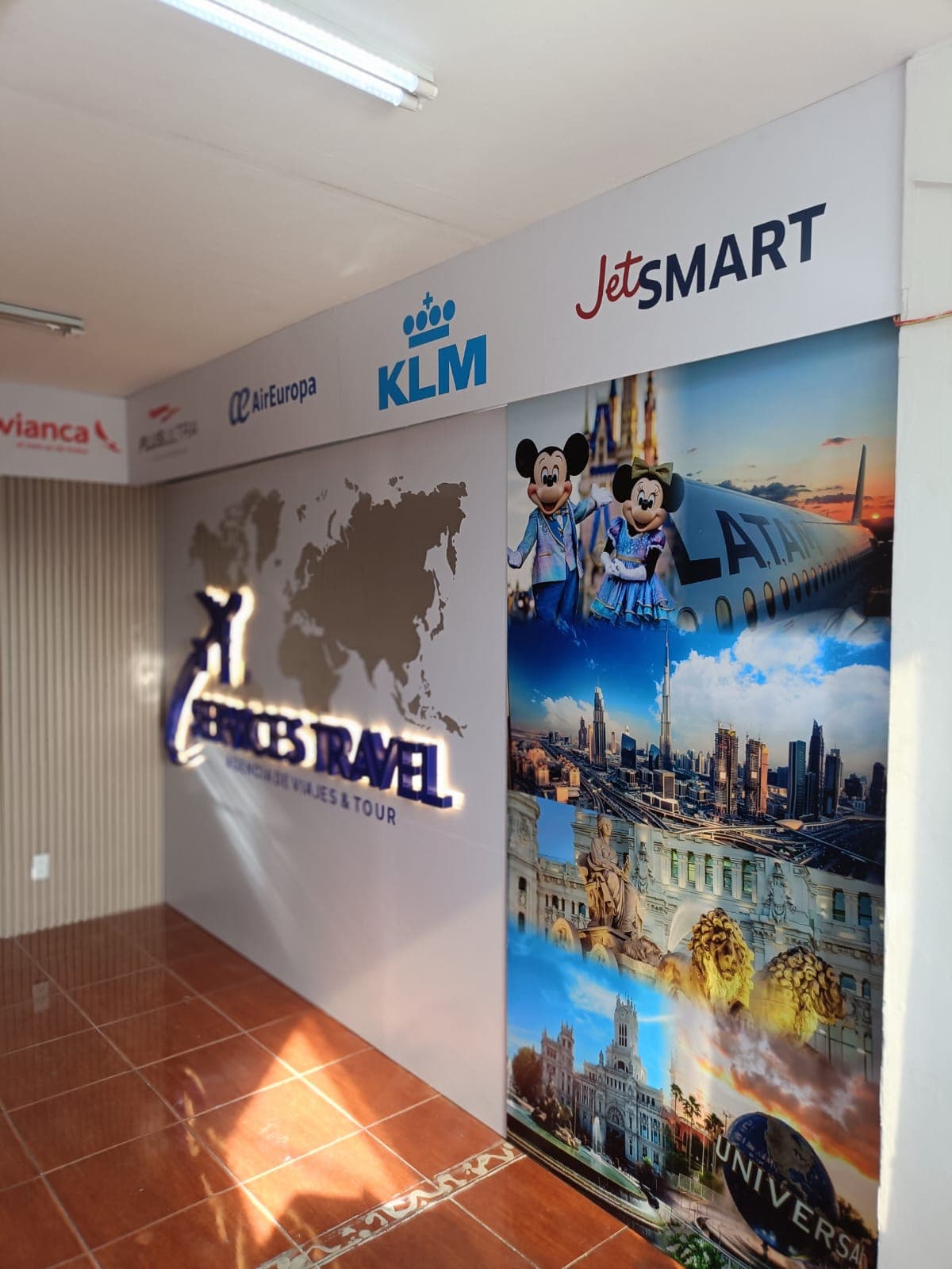 Ambientación gráfica integral de oficina comercial.